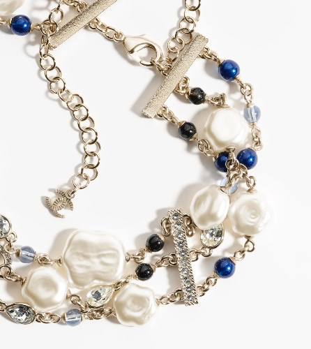 CHANEL Choker - Métal, verre & strass, doré, blanc nacré, bleu & cristal — Mode | CHANEL