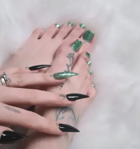 Talon and Tootsies 💅🏻👣