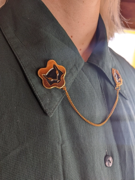 Melog Lapel Pin with Chain (Collar Chain)