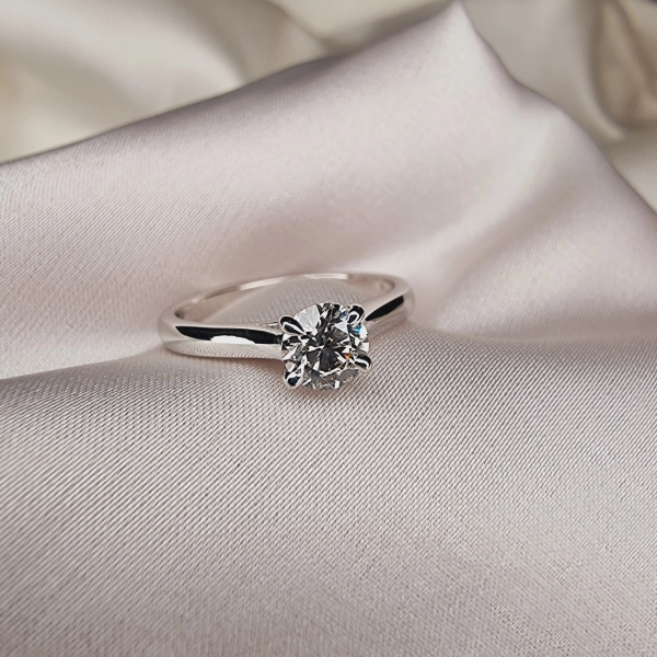 Engage ring Anello di fidanzamento solitario in oro bianco 18 carati con diamante da 0,47 carati | Gemsquare