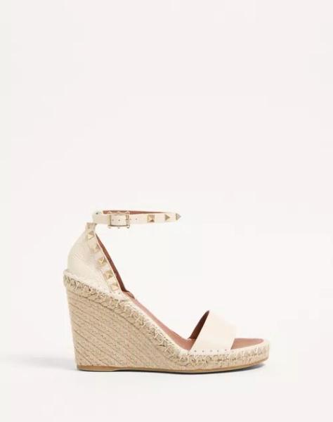 DOUBLE ROCKSTUD GRAINY CALFSKIN WEDGE SANDAL 105 MM