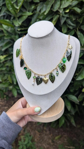 Collana con ciondolo realistico con pianta da appartamento