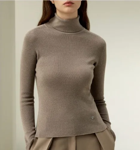 Seamless Silk-Cashmere Blend Turtleneck Sweater