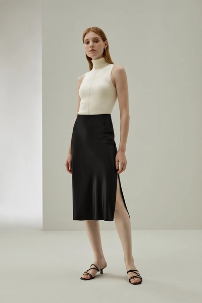Minimalistische look zijden poppy rok