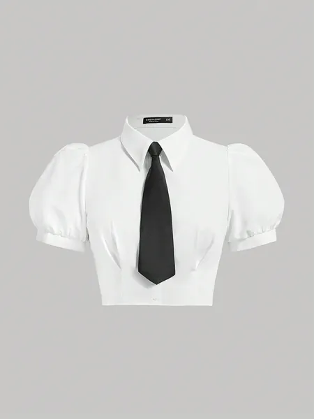 Camisa blanca de manga corta con corbata, recortada y ajustada