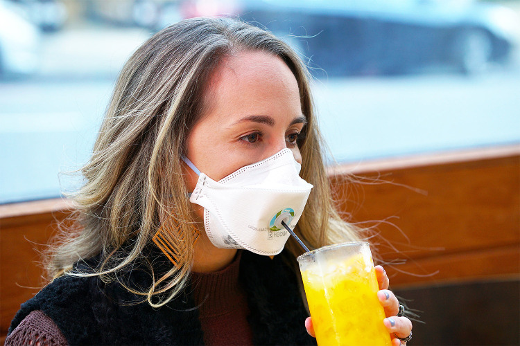 Facemask drinking valve