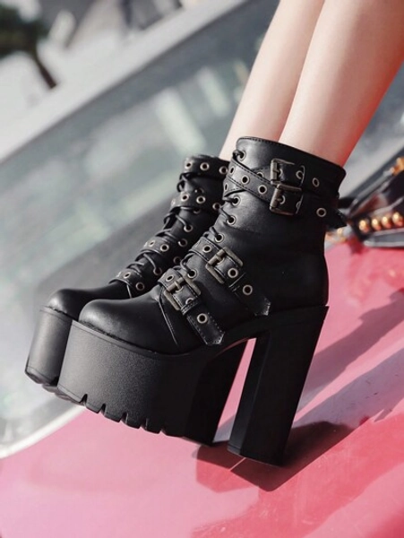 Botas com sola grossa