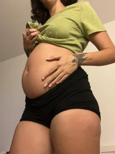 Prove your loyalty and devotion to your Queen 🤰🏻👑