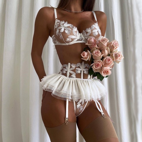 Lace Lingerie Set with Embroidery - White / S