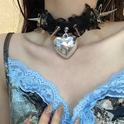spiky heart collar 🤍