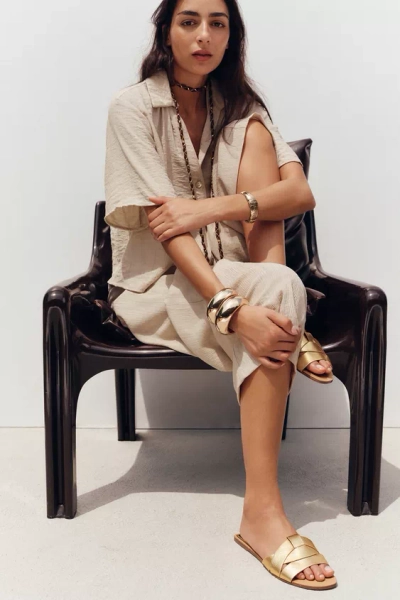 FLAT CROSSED LEATHER SANDALS