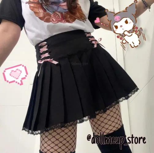 Saia colegial preta com fitas e renda na barra