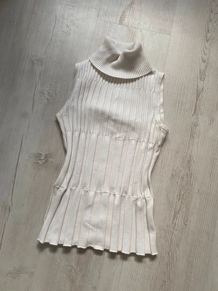 Sleeveless Turtleneck (second hand)