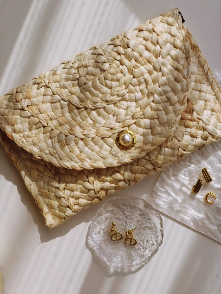 THE CLUTCH TAN FOLD-OVER STRAW BAG
