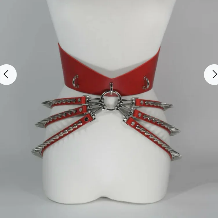 Spiked leather belt 😍