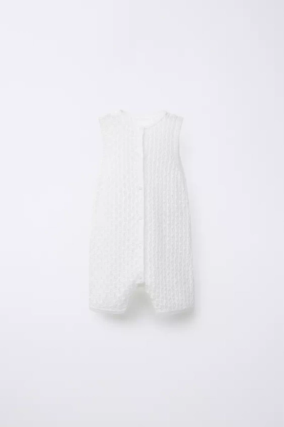 KURZE LATZHOSE MIT LOCHMUSTER