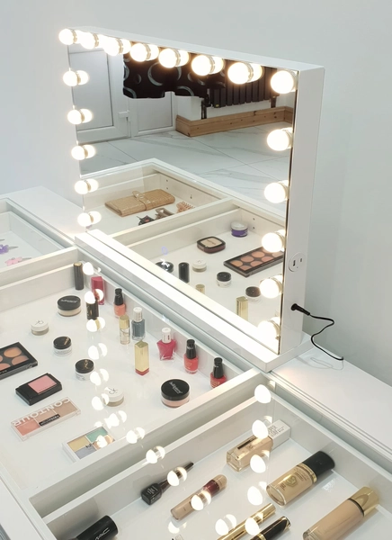 Hollywood Mirror XLARGE 66x58cm Professional Grade High-Definition Lighted Mirror 18 Bright Led Bulbs LED USB and Type C Charging ports