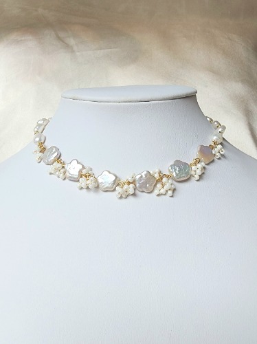 White Flower Pearl Choker | 42cm (16.5 inches) / Gold-plated