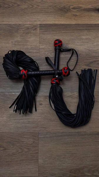 Handmade Thuddy Leather Flogger Black And Red BDSM Whip for Quiet Impact Play or Punishment Heavy Flogging Fetish Toy With 70 Long Tails