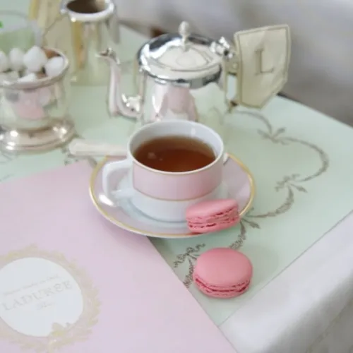 Tea & macarons