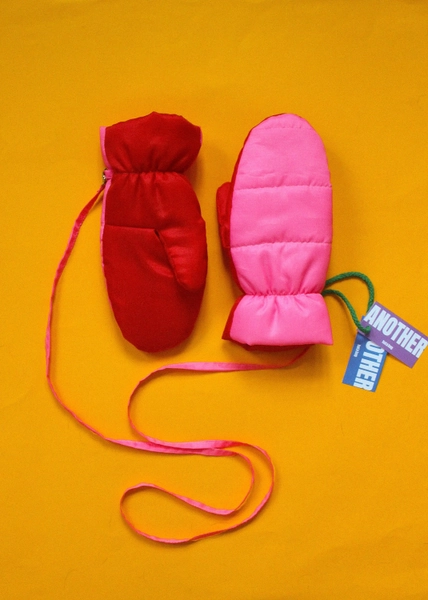 Bicolor Puffer Mittens on Strings in hot pink and red