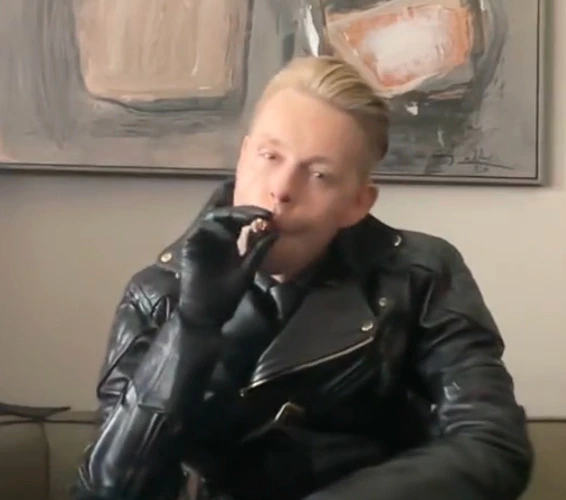 SMOKING CIGAR