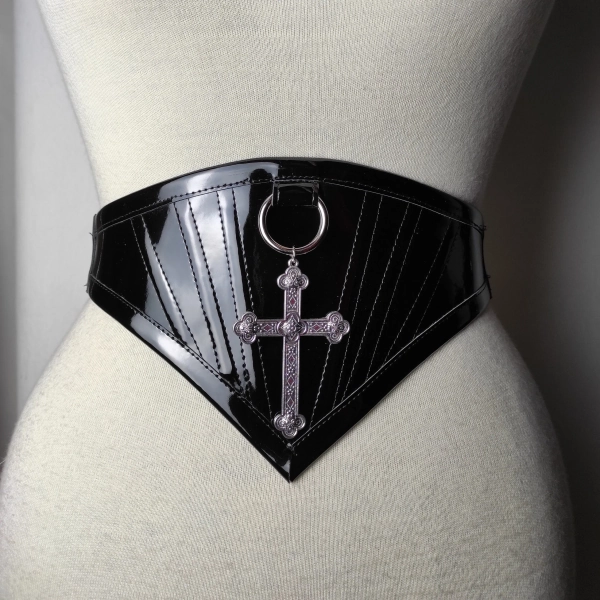 Waist belt O-ring and metallic cross on the front. Adjustable & Light boned.