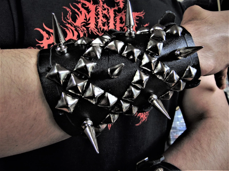 Gantelets moyens clous et pointes NAGLFAR en cuir véritable, métal noir