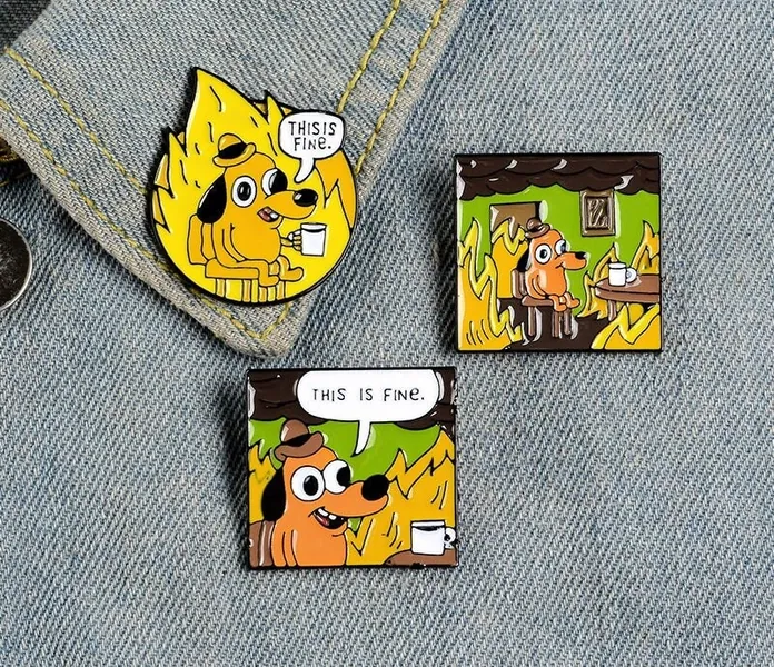 THIS IS FINE Enamel Pins Custom Cartoon Hund Broschen Revers Pin Shirt Tasche Lustige Tier Anstecker Schmuck Geschenk Fans Freunde