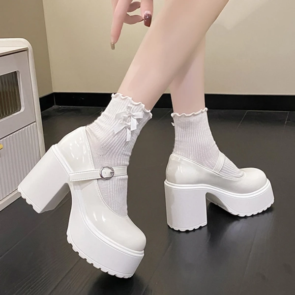 white heels ! âĄ