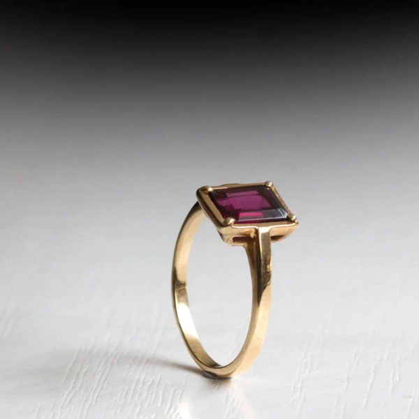 Solitaire Red Garnet Gold ring