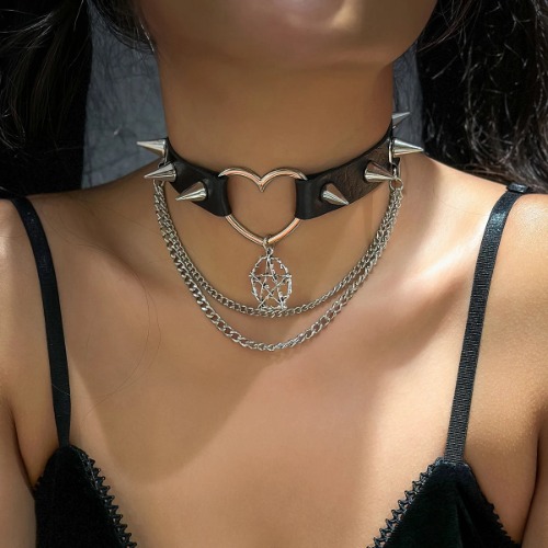 'Momory' Black Heart Chain Harajuku Rivet Choker - Black