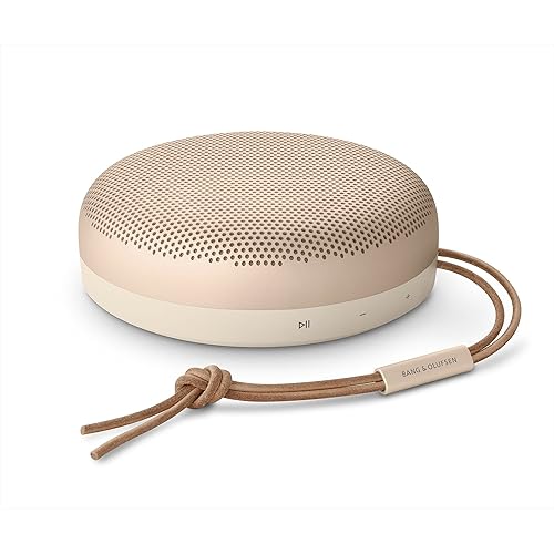Bang & Olufsen Beosound A1 (2. Gen) – Kabelloser tragbarer IP67 wasserdichter Bluetooth-Lautsprecher mit 360-Grad-Sound, Alexa Voice Assistant & Speakerphone, 18 h Akkulaufzeit - Gold - Gold