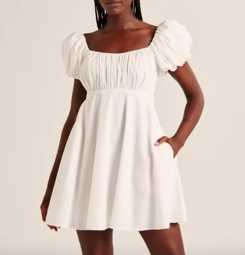 Robe courte froncée à manches bouffantes