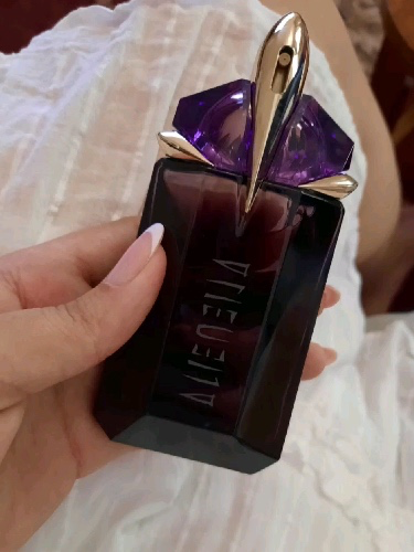 beautiful women smell delicious