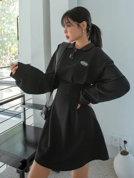 DAZY Vestido con diseño de parche de letra de hombros caídos de cuello polo