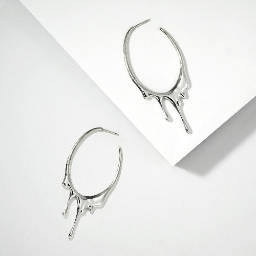 Dripping Oval M Hoop Earrings | Silver