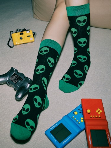ROMWE Street Life Calcetines de tripulación con estampado de extraterrestre