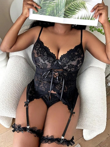 Plus Floral Lace Lace Up Front Garter Lingerie Set