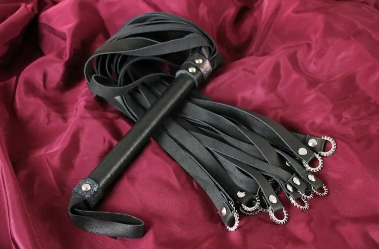 Vampire flogger with custom marking