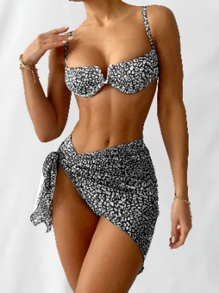 Bañador bikini con aro de leopardo corte V con falda playera