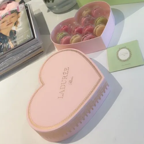 Ladurée "Intemporel" 14 macarons heart gift box - Pink