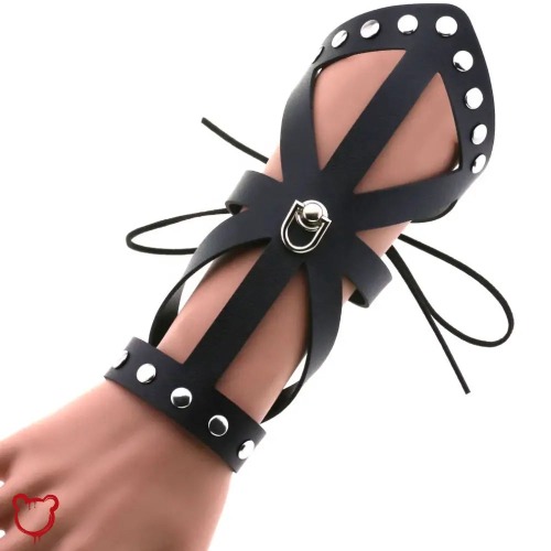Hollow Wrist Cuff - Black / D-Ring