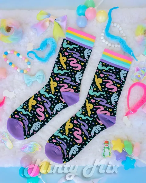 Feier Würmer Regenbogen Bordüre Socken - Kawaii Regenbogen Würmchen on / off a String 80er und 90er Jahre Geburtstagsparty Energie