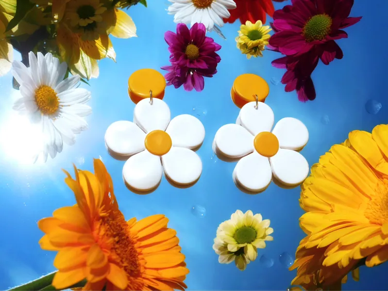 Gänseblümchen baumelt Handgefertigte Polymer Clay Ohrringe | Retro 60er und 70er Flower Power leichte Ohrringe verfügbar in gelb, orange und pink