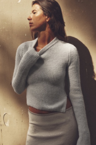 FIGURBETONTER STRICKPULLOVER MIT SCHLITZEN