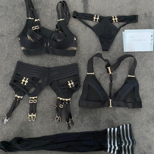 Linda C - Black
📏 10C bra / bralet - S - S thong -...