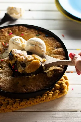 White chocolate cookie dough with ice cream🍨