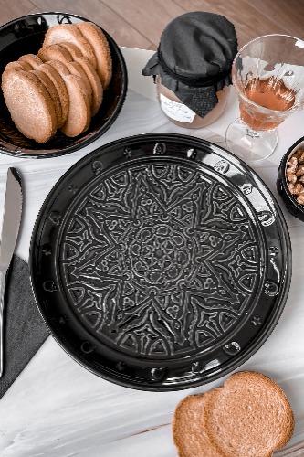 Isolade Plate [LARGE] | One Size / Black / 100% Porcelain