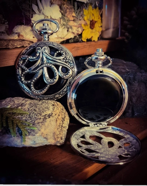 Scrying Mirror, With a Pouch of Mugwort, Octopus, Silver Finish, For Meditation, Divination and Spirit communication